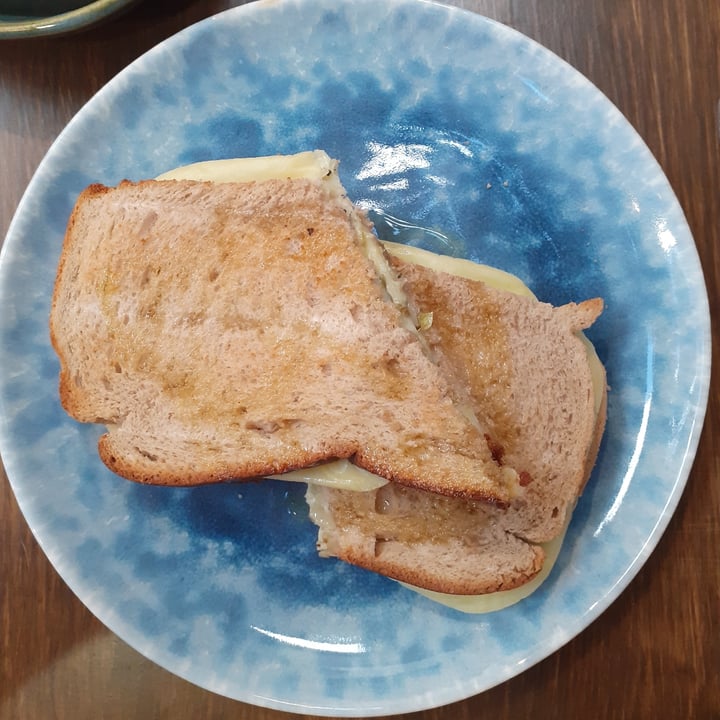 photo of terrárea Cheese, Oregano And Tomato Toast shared by @diog6liveira on  04 Jun 2021 - review
