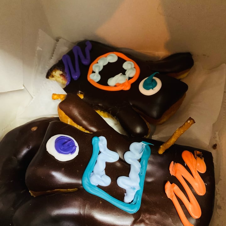 photo of Voodoo Doughnut - Broadway Vegan Raised Glazed shared by @yoatzin on  13 Apr 2022 - review