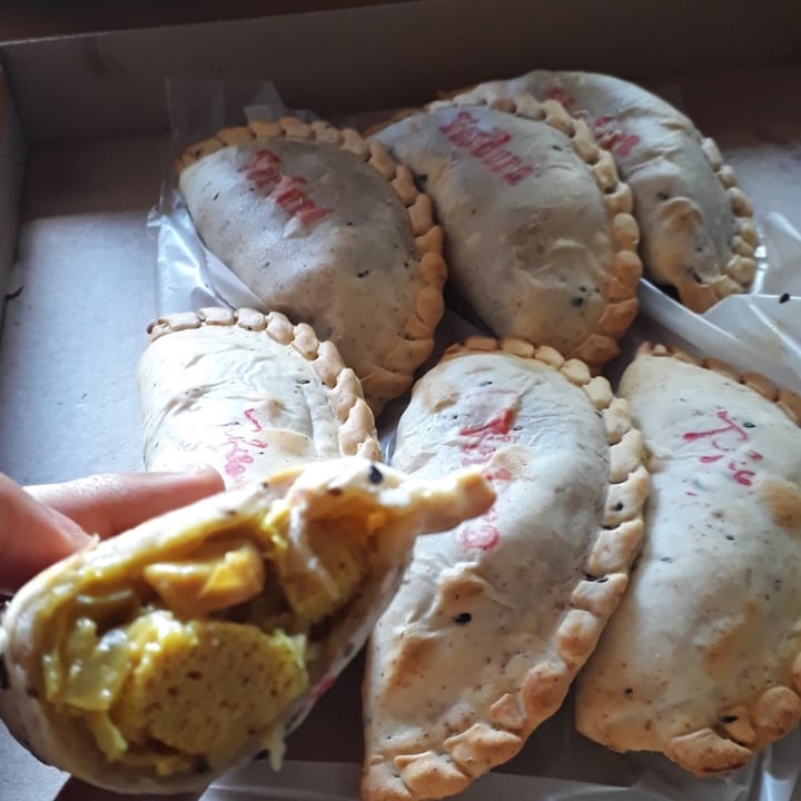 review photo of Olivia Pizzas & Empanadas - Quilmes Empanada De Tofu y Mostaza shared by @flamencomg on 25 Mar 2021 - review