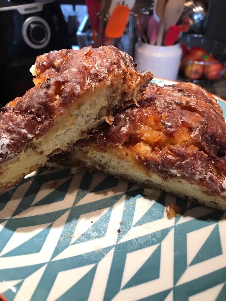 photo of Voodoo Doughnut - Broadway Apple fritter shared by @mallory17 on  24 Feb 2020 - review