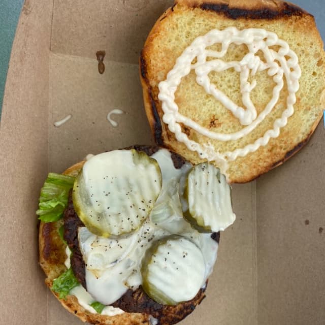 「Cheezy Burger」の料理の写真