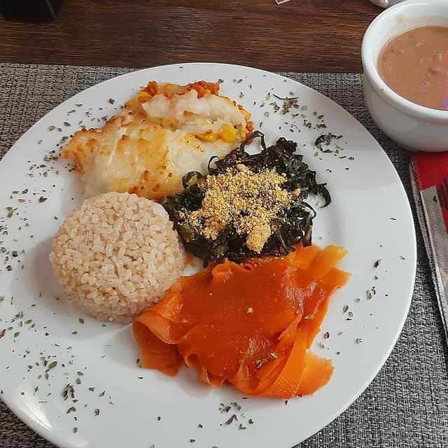 Photo of the dish “Feijão carioca, escondidinho de proteína e milho, couve salteada com farofa de milho,  pappardelle de cenoura ao molho sugo”