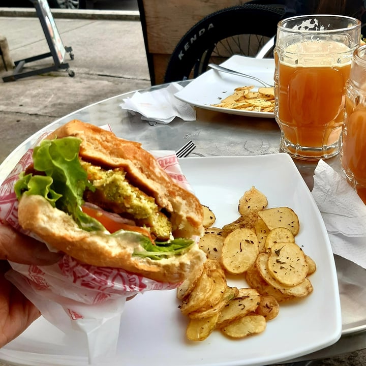 review photo of Vegan'us Hamburguesa de falafel shared by @laum on 16 Dec 2020 - review