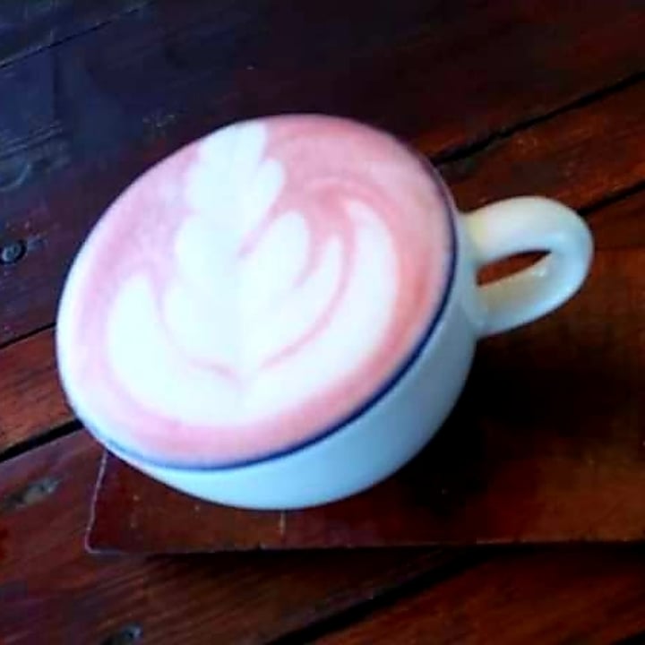 photo of Contenedor Cósmico Latte de Betabel shared by @karlaroag on  21 May 2020 - review