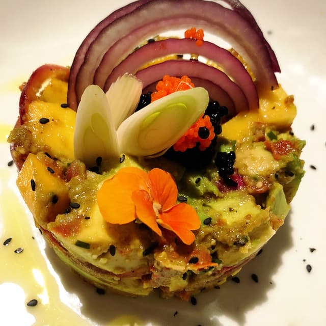 Photo du plat “Tartar de mango, cebolletas, caviar...”