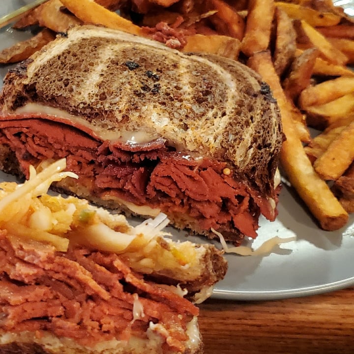 photo of Nateure’s Plate The Reuben shared by @ecmc27 on  11 Nov 2020 - review