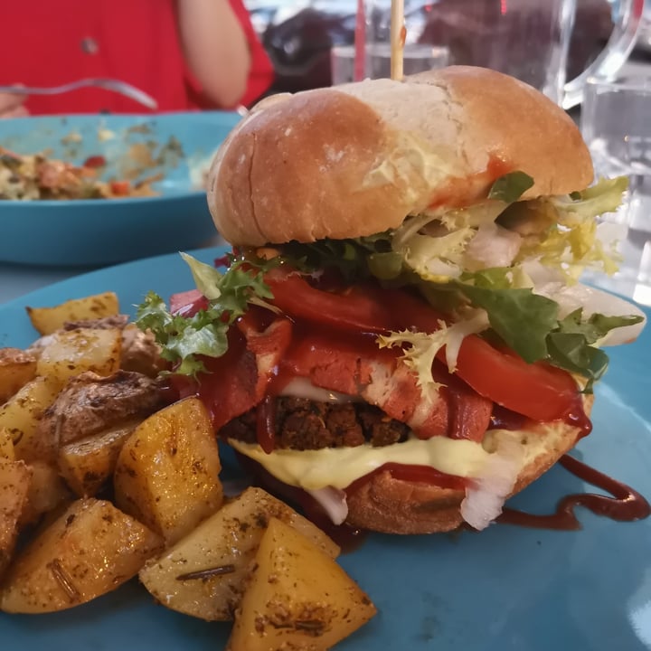 photo of Cookaluzka Hamburguesa americana shared by @sandramfdez on  31 Aug 2020 - review
