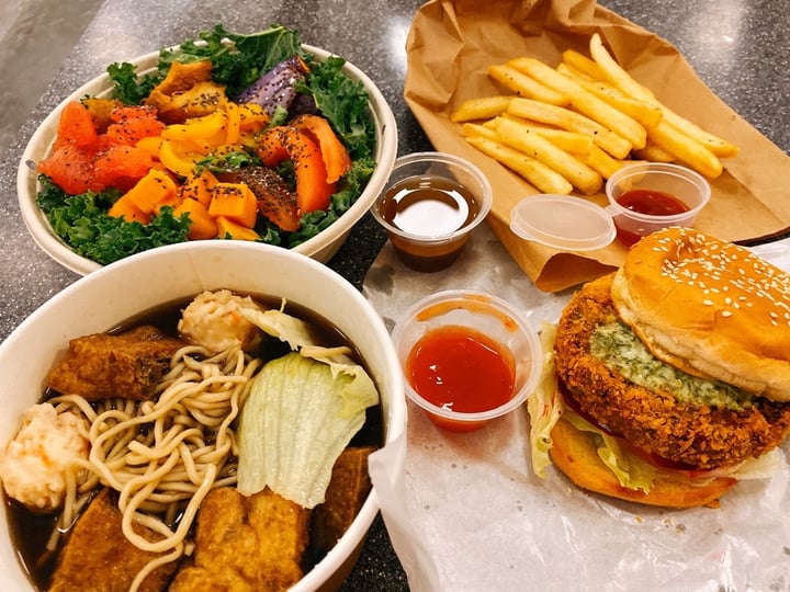 review photo of gomama Gomama Salad bowl, Herbal Noodles, Gomama Bello burger shared by @peanuts622 on 06 Oct 2019 - review