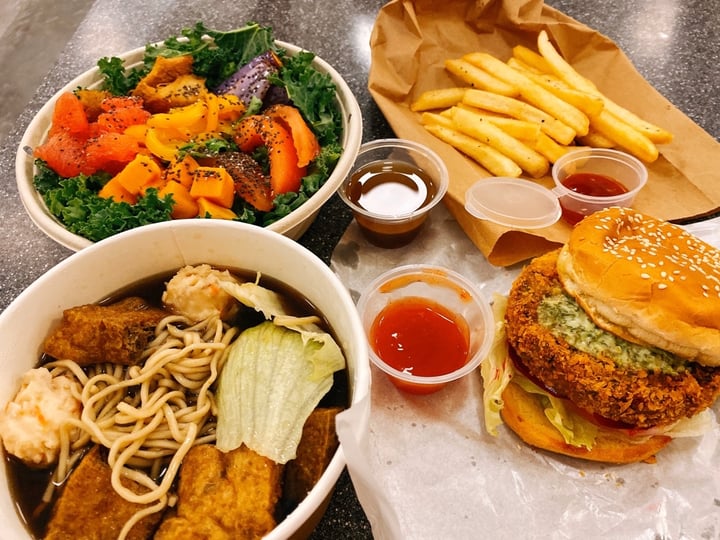 photo of gomama Gomama Salad bowl, Herbal Noodles, Gomama Bello burger shared by @peanuts622 on  06 Oct 2019 - review