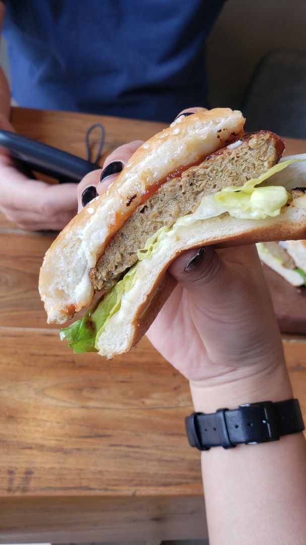 photo of 2084 Burger & chips shared by @lizzylimon on  24 Mar 2020 - review