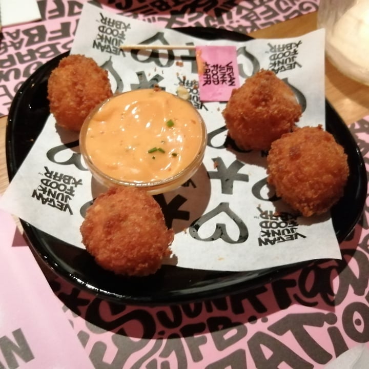 photo of Vegan Junk Food Bar Mac & cheeze balls shared by @merysala on  17 Oct 2021 - review