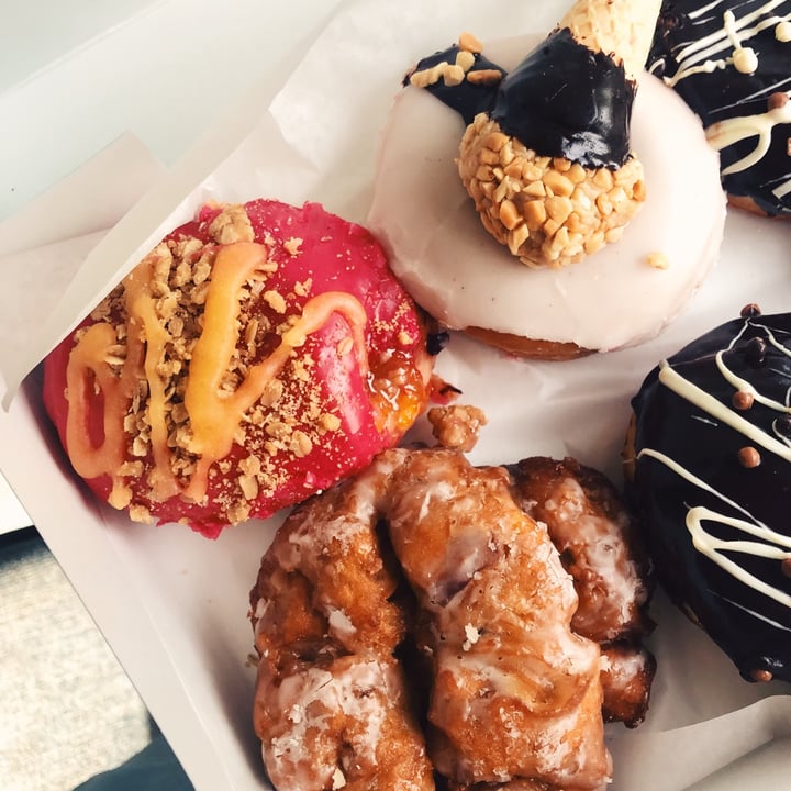 photo of Lady Glaze Doughnuts Apple Fritter shared by @plantbasedmaria on  29 Jun 2022 - review