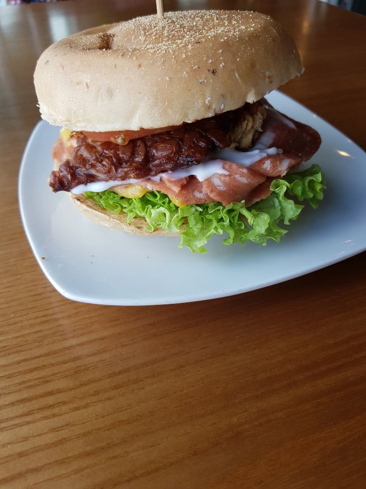 photo of nomVnom Bistro Ham N Cheese Burger shared by @shanna on  31 Dec 2019 - review