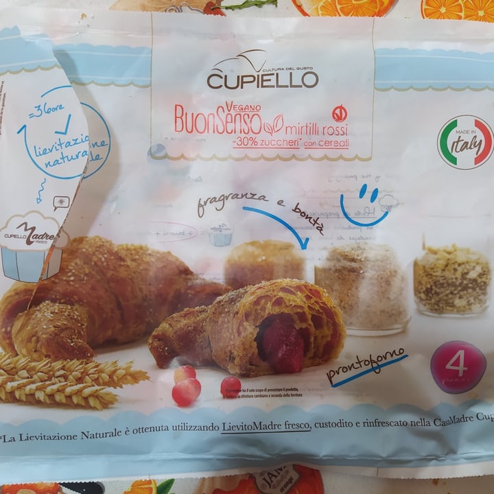 photo of Cupiello Cornetto vegan ai mirtilli rossi shared by @lanonnavegana on  21 Sep 2021 - review
