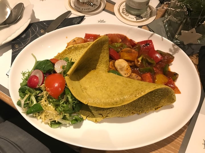 photo of Laudis Sauerlandstuben Kurkuma-Chia-Pfannkuchen aus Kicherebsenmehl mit Ratatouille (Chickpea pancakes with Ratatouille) shared by @hannaah on  28 Dec 2019 - review