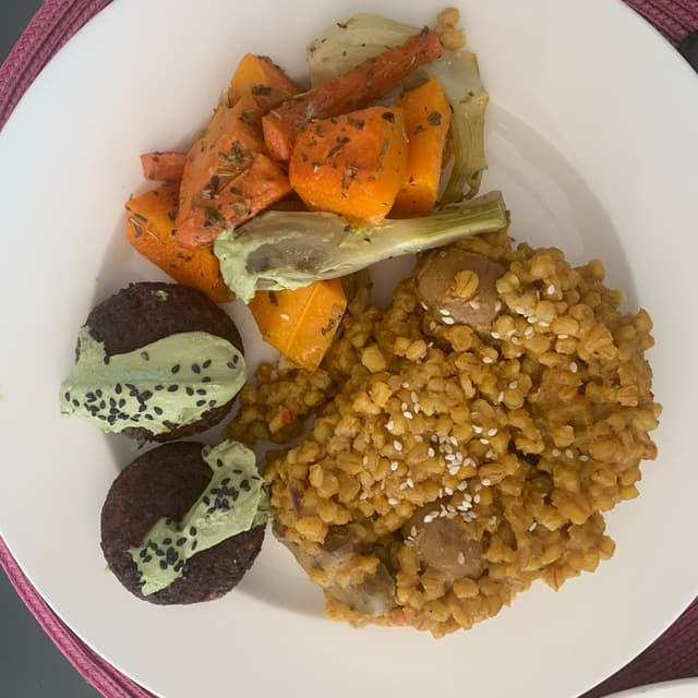 Photo of the dish “Risotto de cebada perlada con champiñones, vegetales al horno, gajarvadas y crema de tofu con albahaca”