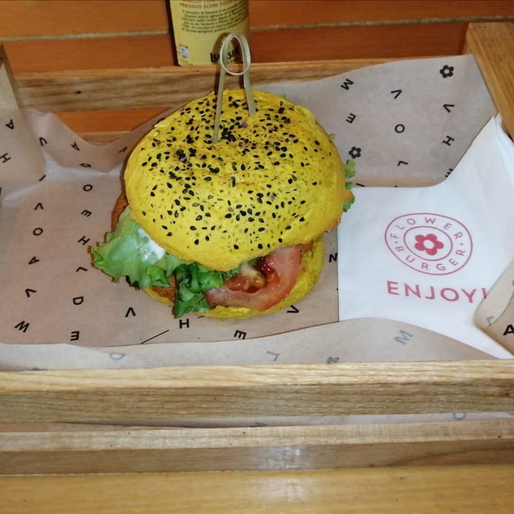 photo of Flower Burger Funky Cecio Vegan Burger shared by @miocillo0 on  17 Jun 2022 - review