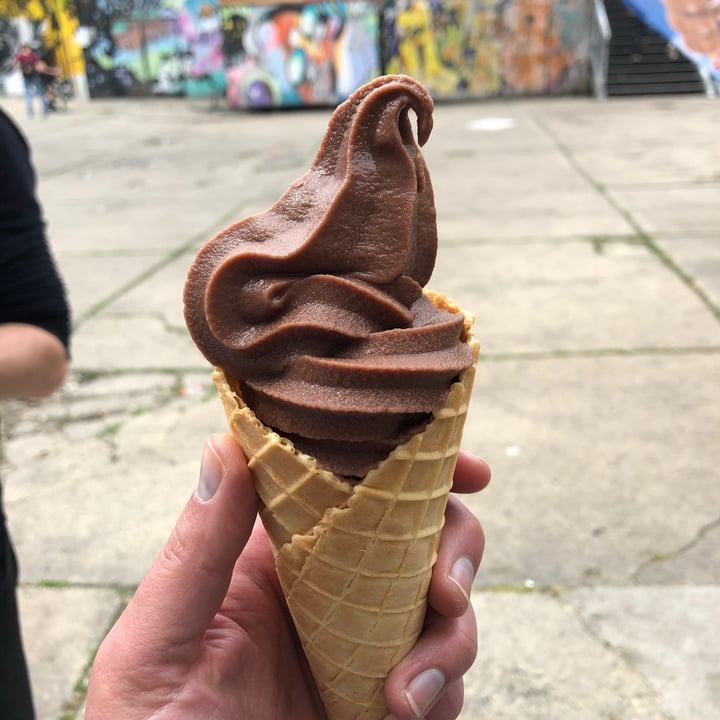 photo of Wat is mit Vegan? Soft-Eis Schokolade shared by @der-minniefisch on  13 Jun 2021 - review