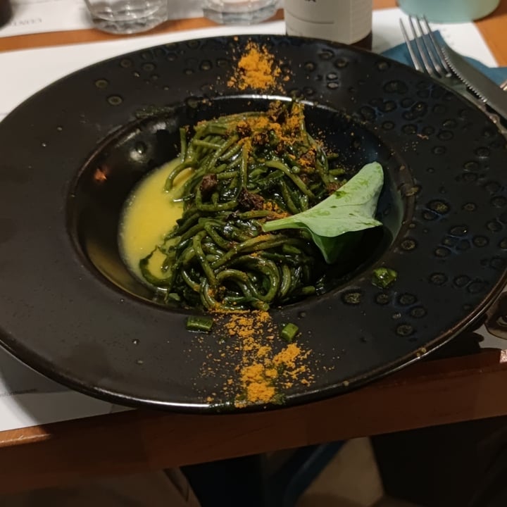 photo of Romeow Cat Bistrot Spaghettone di Gragnano con fitoplancton marino, foglia d’ostrica,salicornia, zucchine , capperi croccanti e coulis di pomodorini gialli shared by @massimomanni on  15 Jul 2022 - review