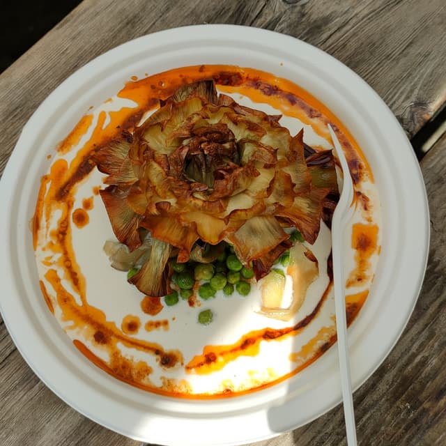 菜肴“carciofi alla giudia con crema piccante e piselli”的照片