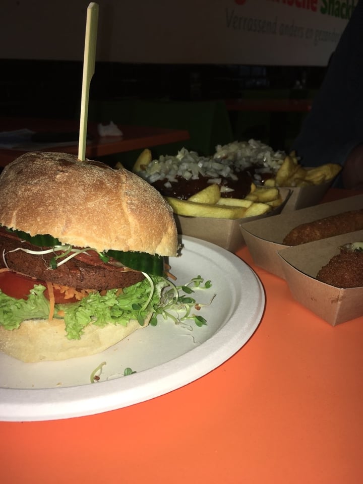 photo of De Vegetarische Snackbar Vegan Bacon Burger shared by @plantbasedhippie on  25 Jan 2020 - review