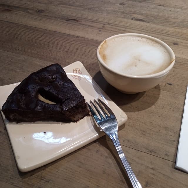 Foto del plato “Torta de chocolate y pera”