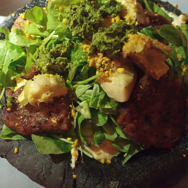 review photo of Hierbabuena Black Pizza Con Queso Vegano Y Rucula shared by @jazzmin on 25 Apr 2022 - review