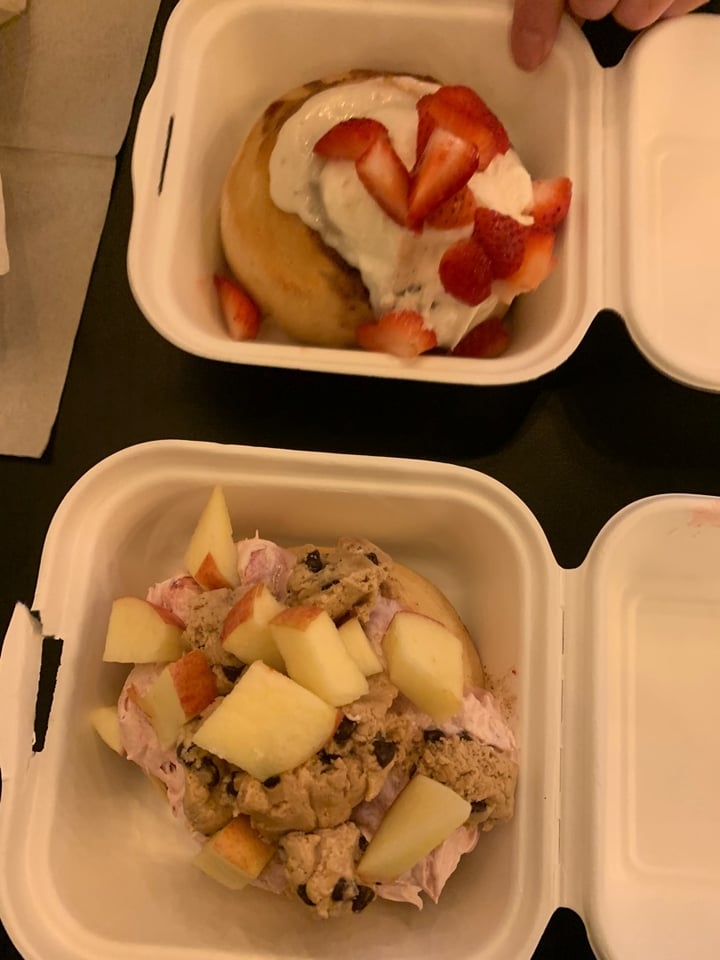 review photo of Cinnaholic Custom Cinnamon Bun shared by @veganmegandl on 14 Jan 2020 - review