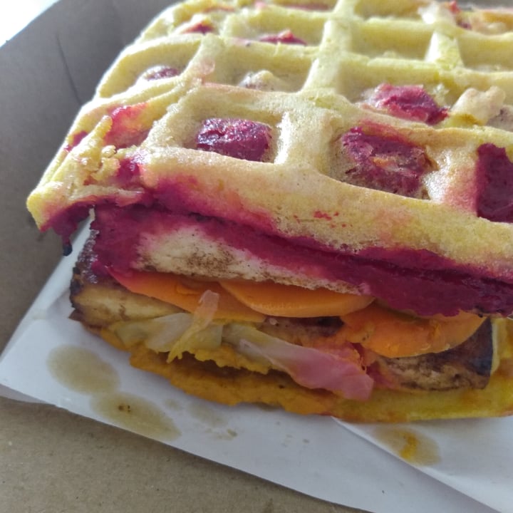 photo of Veguideli Sándwich De Waffle Y Tofu shared by @floorcita on  31 Jul 2021 - review