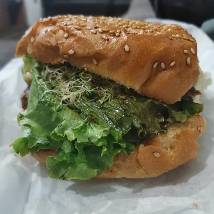 photo of Curcuma Vegano/Vegetariano Hamburguesa Corajuda con queso shared by @malbaruelas on  04 Nov 2020 - review