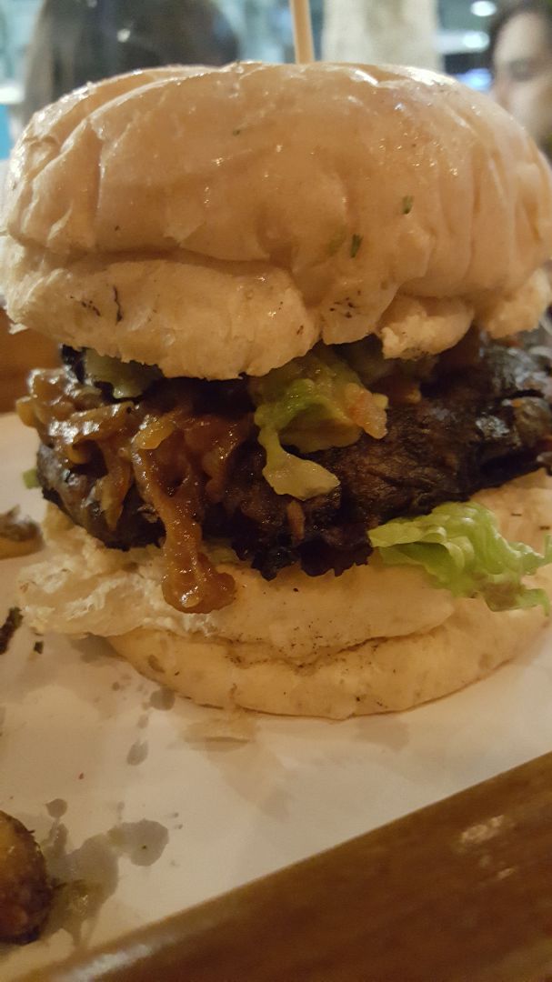 photo of Beers Up! Hamburguesa Vegana, De Hongos shared by @gerilu83 on  22 Sep 2019 - review