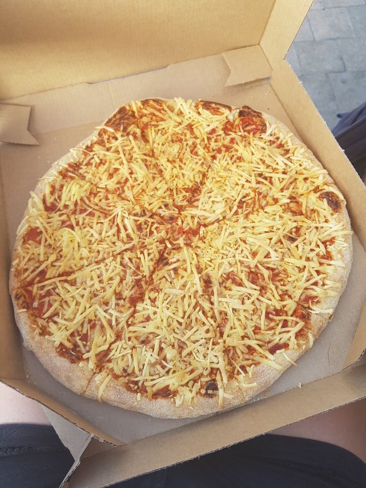 photo of Pizza Hut Vegan Margarita Pizza shared by @oliviaholmes on  09 Dec 2019 - review