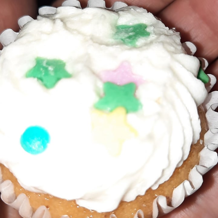 photo of Woolworths Food 6 Berry & vanilla swirl hidden centre cupcakes shared by @lisavermeulen1206 on  11 Oct 2021 - review