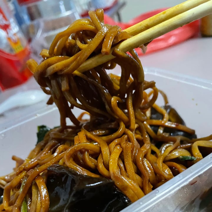 photo of R&J Cosy Corner (Zi Zai Vegetarian) Fried ee fu noodles shared by @ratatouvege on  17 Aug 2021 - review