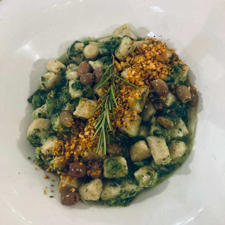 photo of La Mi Mama Gnocchetti integrali con cime di rapa, olive, uvetta e croccante di paprika shared by @sottolapellepodcast on  12 Nov 2022 - review
