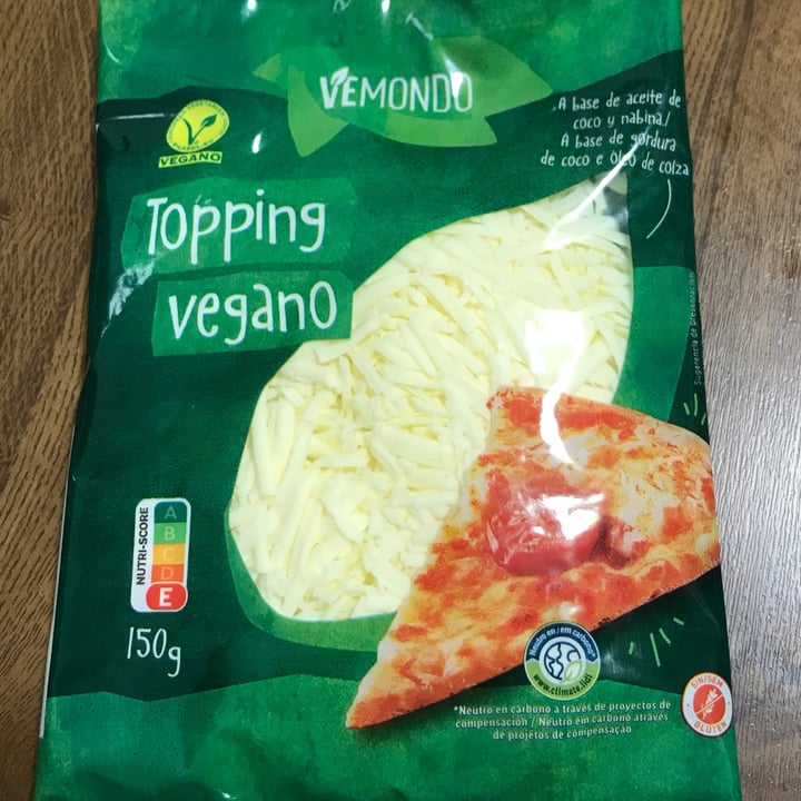 photo of Vemondo  vegan cheese pizza topping shared by @sabela on  02 Feb 2023 - review