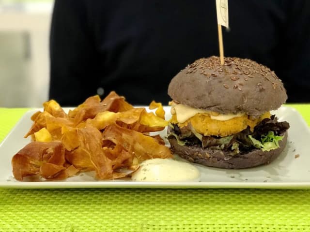 Foto del plato “Peanut burger”