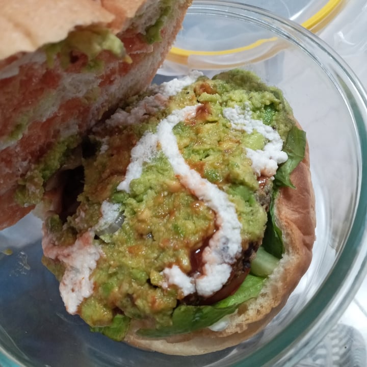 photo of VeganMunch Guacamole Fakeon shared by @bettyveg on  24 May 2022 - review