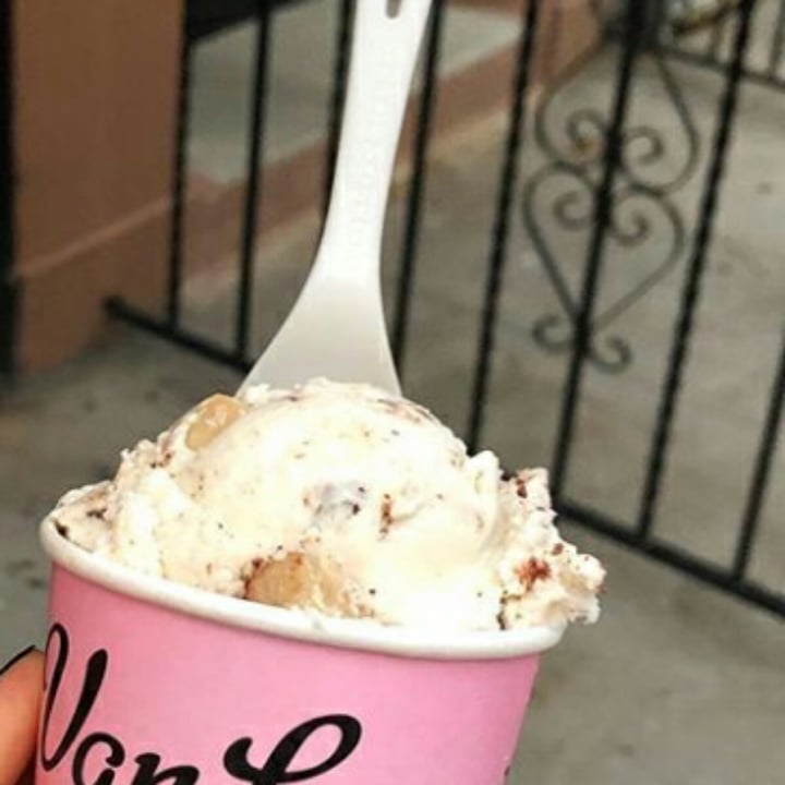 photo of Van Leeuwen Ice Cream Cookie Crumble Strawberry Jam shared by @bethdouglas on  25 Nov 2020 - review