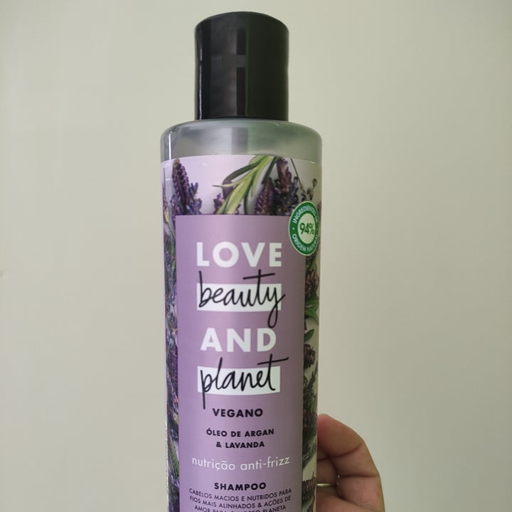 photo of Love Beauty and Planet Shampoo Vegano Óleo de Argan & Lavanda shared by @andreamenasc on  05 May 2022 - review