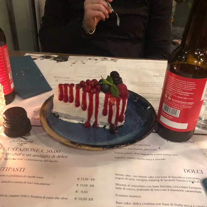 review photo of Romeow Cat Bistrot Vegan Cheesecake Ai Frutti Di Bosco shared by @frnkmrs on 19 May 2022 - review
