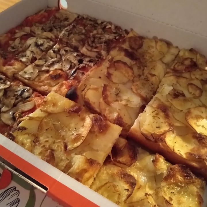 photo of Alice Pizza Pizza Rossa, Funghi Rossa, Patate E Rosmarino, Pomodorini E Olive shared by @dashinda on  03 Jan 2021 - review