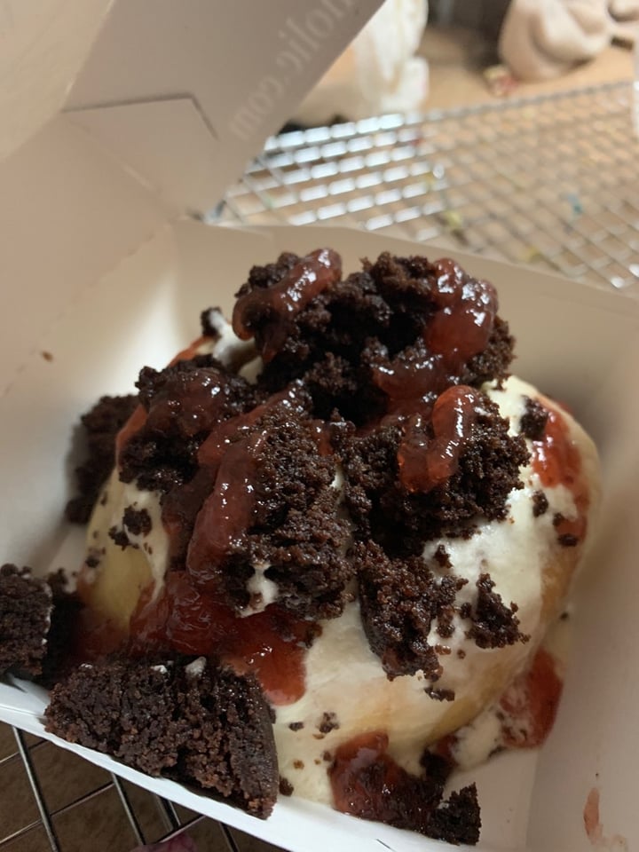 photo of Cinnaholic Vegan Cinnamon Rolls shared by @witchyvegan on  05 Jan 2020 - review