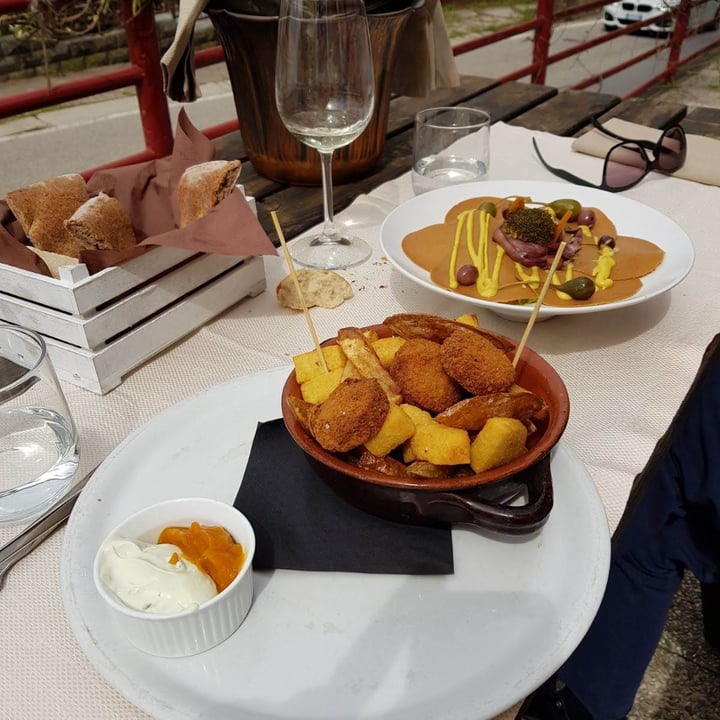 photo of Ecosteria Parco Santi Angeli Fritto di patate e falafel con salse shared by @makallok on  18 Aug 2022 - review
