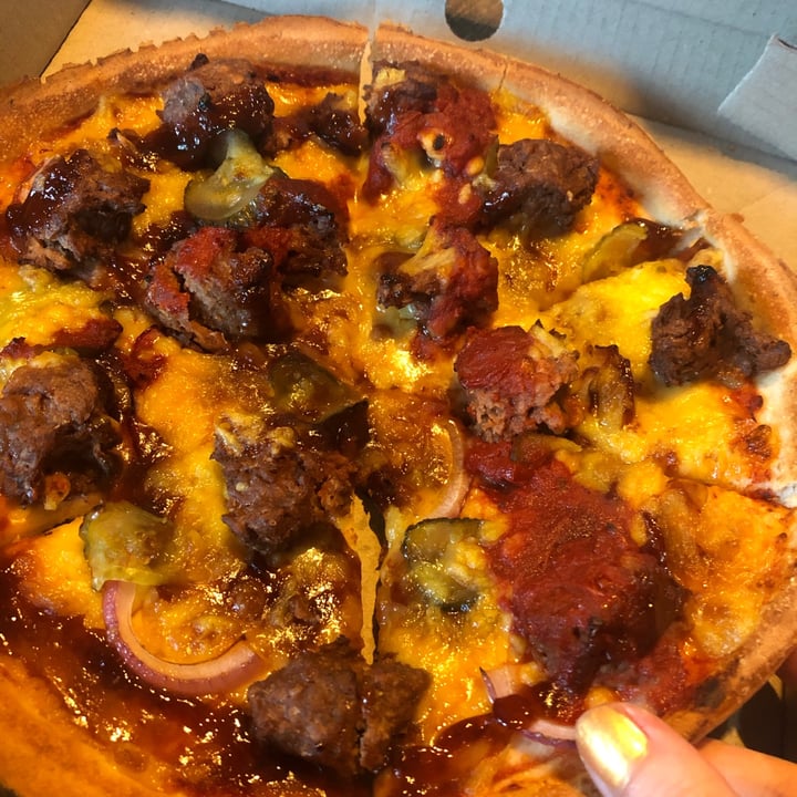 photo of Hell Pizza Vegan burger Pizza shared by @emmalivingvegan on  10 Oct 2021 - review