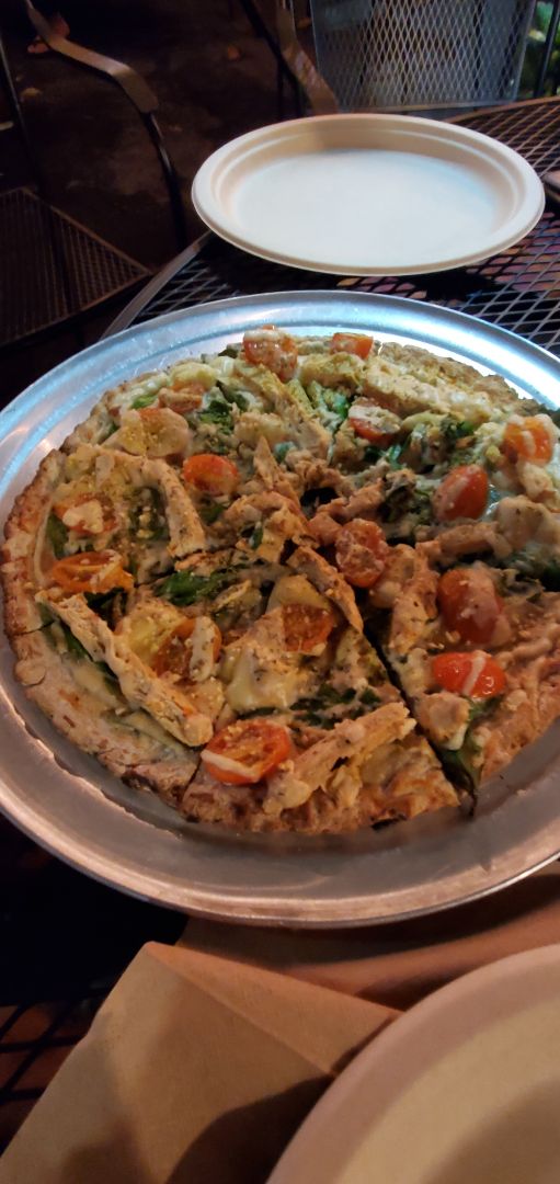 photo of Herbivores Chick’n Alfredo Pizza shared by @loretodelvillar on  11 Jan 2020 - review