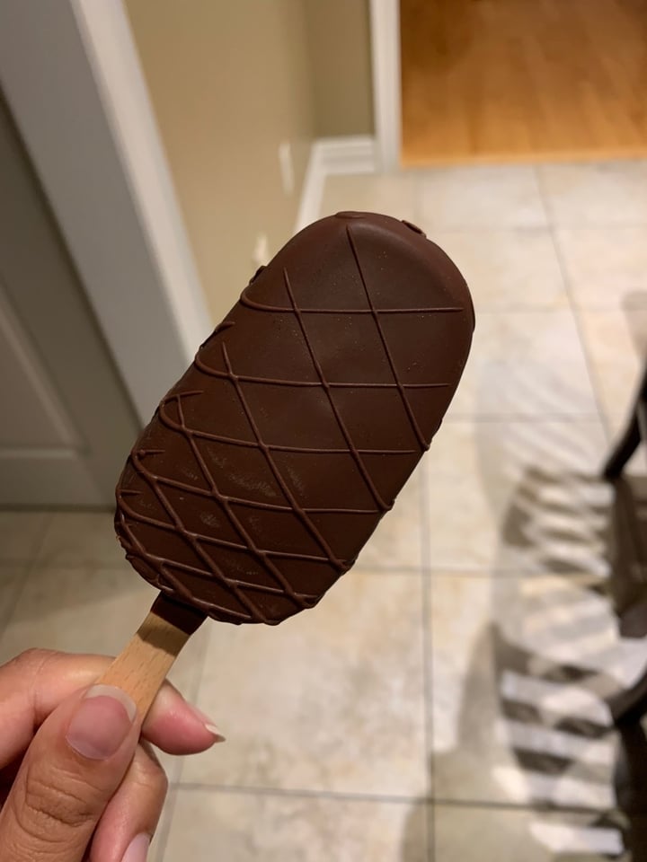 review photo of Häagen-Dazs Coconut Caramel Dark Chocolate Bars shared by @alwayseatingvegan on 25 Aug 2020 - review