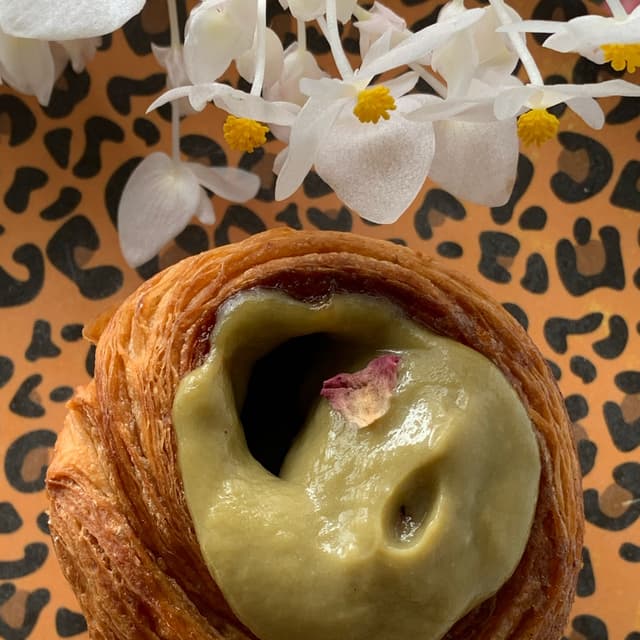 Foto del plato “Roll de Hojaldre Con Crema De Pistacho”