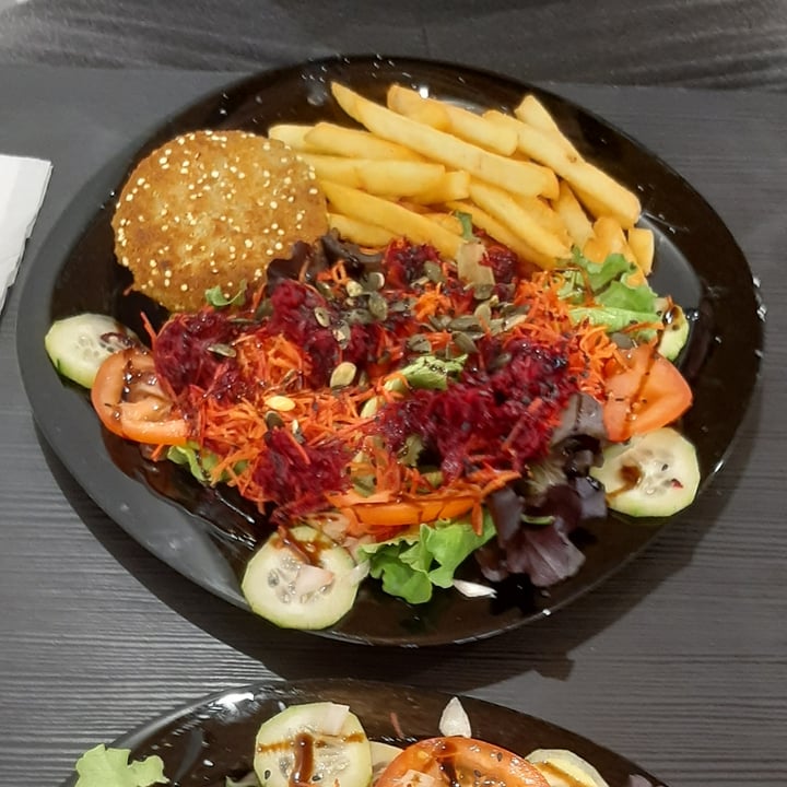 photo of Vegana By Tentúgal Hamburger With Salad shared by @bets911 on  13 Mar 2022 - review
