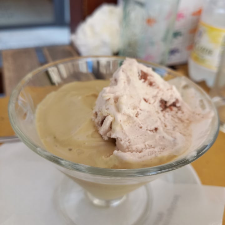 photo of 4 Amici gelato biscotto e pistacchio shared by @angeleka on  06 Jul 2022 - review